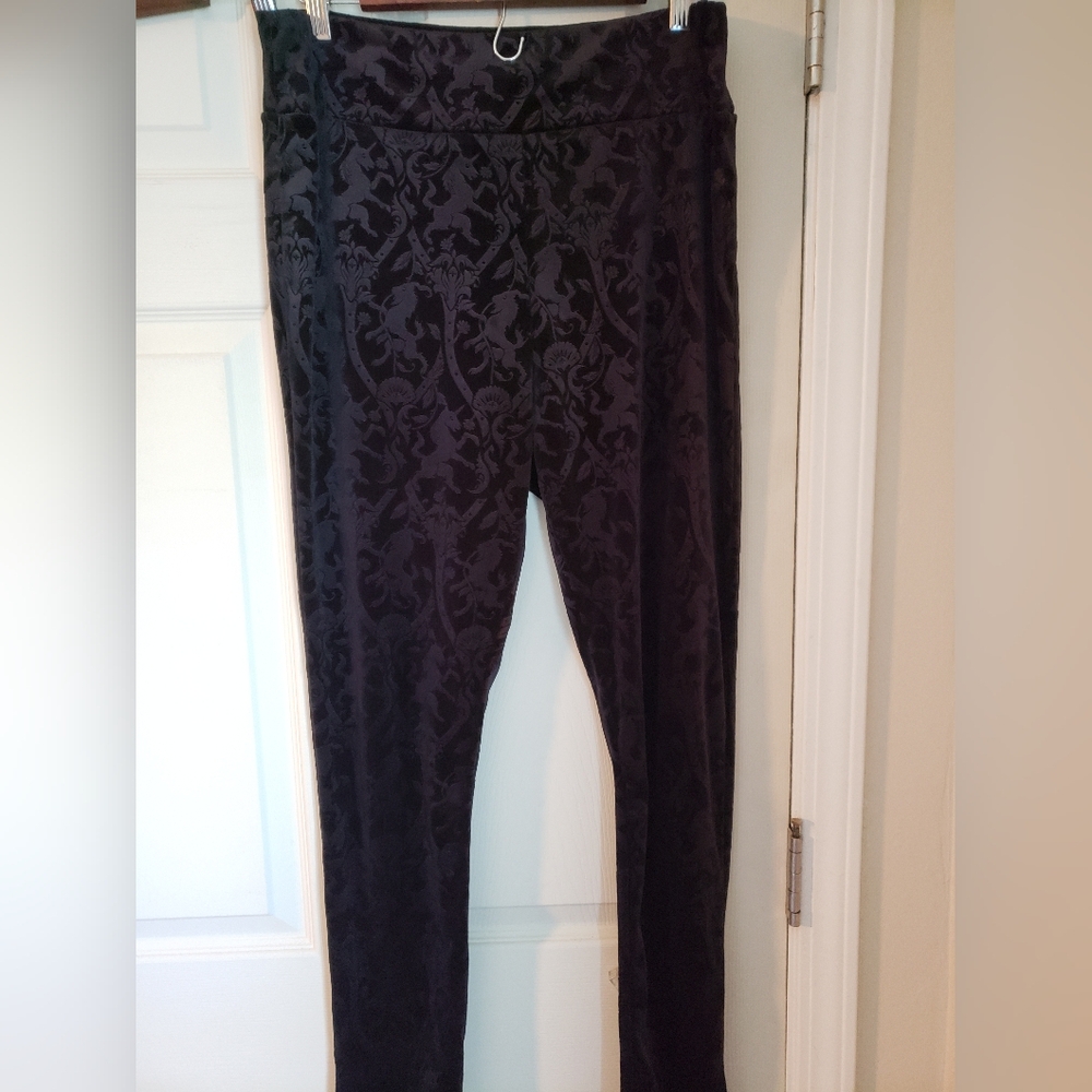Versilesa leggings from Killstar, XL, very stretchy. Fabric is velvet.